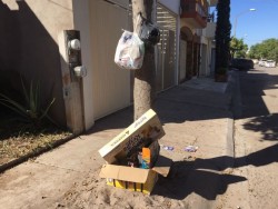 Con basura acumulada en la calle Acueducto La Aurora