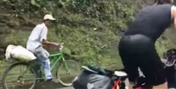 VIDEO: Campesino rebasa a atletas con su humilde bicicleta