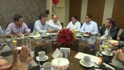 Se reune el alcalde de Ahome con empresarios