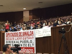 Manifiestan inconformidad ciudadanos por incremento al combustible en Congreso del Estado