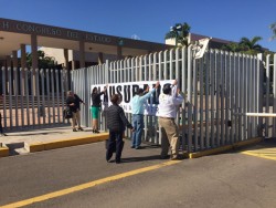 Perredistas clausuran simbólicamente ingreso al estacionamiento del Congreso