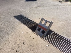 Una alcantarilla quebrada por el Boulevard Las Torres
