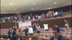 Intolerante, Congreso del Estado suspende sesión por manifestación