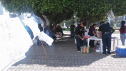 Decenas de pescadores mantienen plantón en CONAPESCA