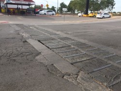 ﻿Arreglan alcantarilla ubicada por el Boulevard Villas del Río