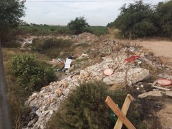 En cualquier lugar  tiran escombros y basura