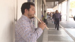 Agradable caminar en medio de música de flauta