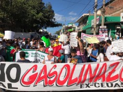 Con cartulinas y gritos de protesta llegan al Mercado de la Colonia Juárez