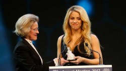 Shakira recibe el premio Cristal del Foro Económico Mundial