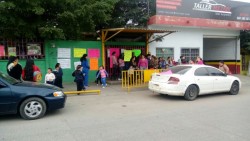 Padres de familia privan acceso al jardin para que maestra sea reinstalada