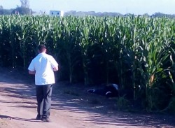 Encuentran a un hombre asesinado a balazos dentro de una parcela