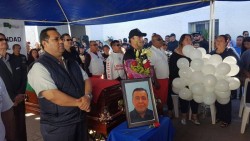 Rinden homenaje póstumo a policía caido