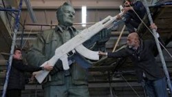 Realizan estatua del fusil AK-47 en Moscú