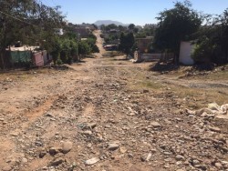 Piden que raspen la calle Luis Manuel Rojas