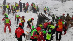 Suman 24 muertos en hotel sepultado por avalancha