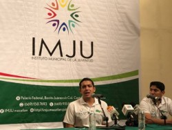 Anuncian becas para estudiantes