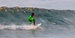 #Foto: Niño comparte ola con un tiburón blanco