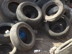 Lleno de llantas y basura, arroyo en la 21 de Marzo