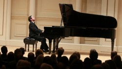Pianista Sirio brinda concierto contra Trump