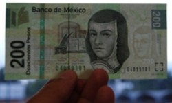 Recibe billete falso en la ventanilla de un banco