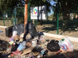 Banqueta llena de basura en Infonavit Solidaridad