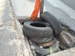 Sigue igual la alcantarilla por Gas Valle