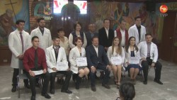 Reconocen a médicos por un año de servicio social