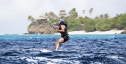 #FOTOS: Barack Obama se divierte practicando  kite-surfing