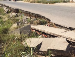 Se está desmoronando pavimentación de arroyo en Boulevard Santa Fe