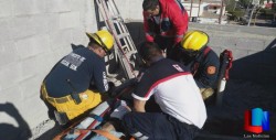 Rescataron Bomberos a  electrocutado.