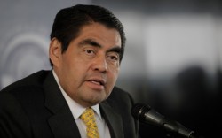 Barbosa impulsa ley para proteger a mexicanos en el extranjero