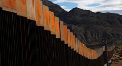 Senadores realizarán "muro humano" en la frontera con EU