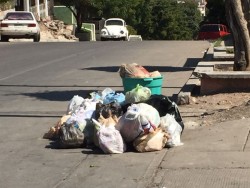 Con acumulaciones de basura en la colonia Rafael Buelna