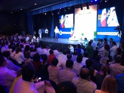 Enrique de la Madrid imparte conferencia magistral a estudiantes de la UAS