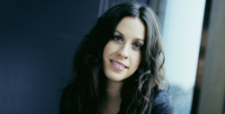 Roban 2 millones de dólares en joyas a Alanis Morissette