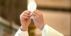 Detienen a sacerdote que abusaba de niña en confesionario