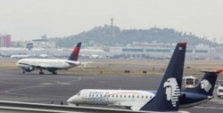 Aeroméxico frena dos vuelos tras roce de alas en el AICM