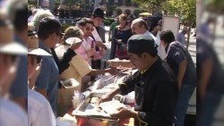 Turistas y locales presentes en la muestra gastronómica de Carnaval