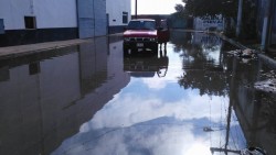 Fuga de agua potable inunda calle de Mazatlán