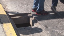 Peligro alcantarilla sin tapadera por el Leyva Solano