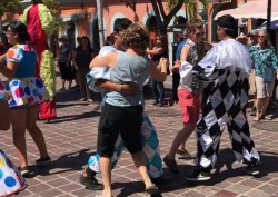 Reciben a cruceristas con ambiente carnavalero