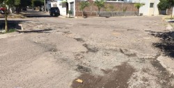 Calle agrietadas y en mal estado en Fraccionamiento Floresta