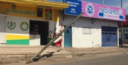 Desde hace 2 días, poste es sostenido por los cables