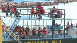 Turistas pasean por la bahía