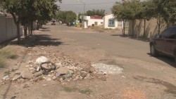 Rellenan con escombro baches