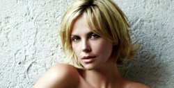 Censuran a  Charlize Theron por escote