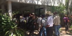 Ayuntamiento se lleva las sillas para atender a beneficiarios del 65 y más