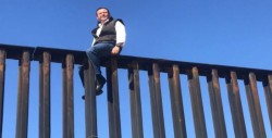 Diputado Federal escala muro froterizo y reta a Trump