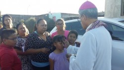 Obispo sale a la calle a imponer la ceniza