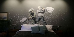 Bansky pinta murales en hotel con "la peor vista del mundo"